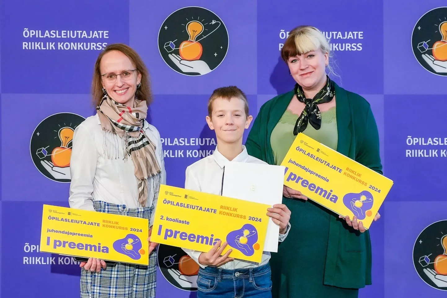 Uku Melnits käis pealinnas auhinda vastu võtmas ema Kadri Melnitsa ja klassijuhataja Grete Poopuuga.