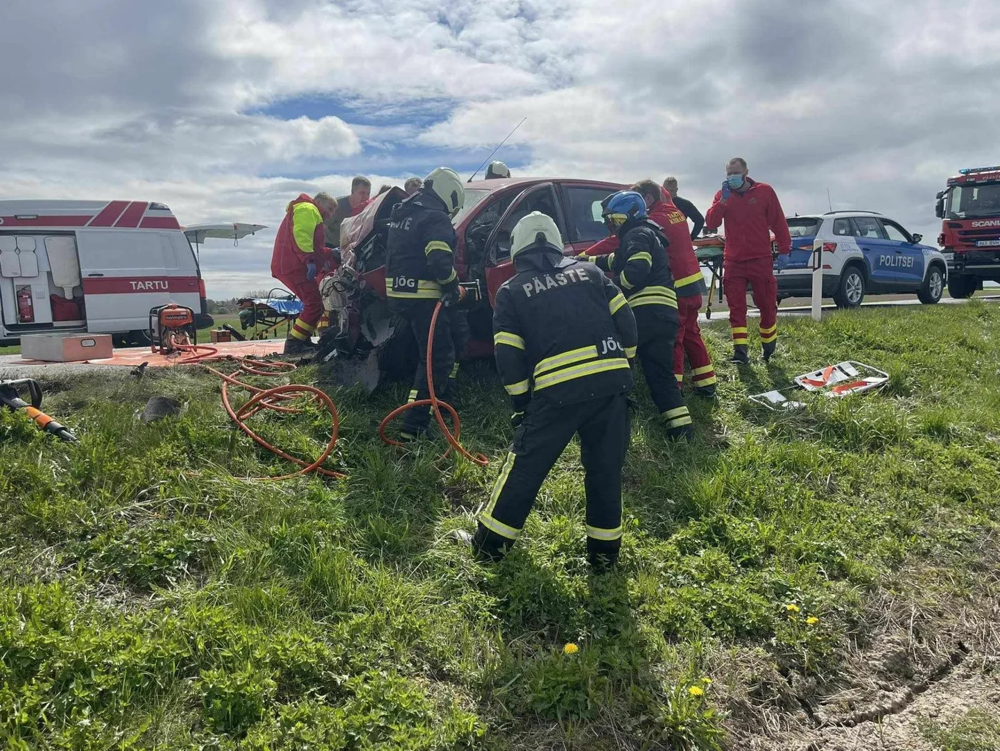 Esmaspäeval kella ühe paiku juhtus raske liiklusõnnetus Jõgevamaal Laiuse aleviku lähistel Mustvee maanteel.