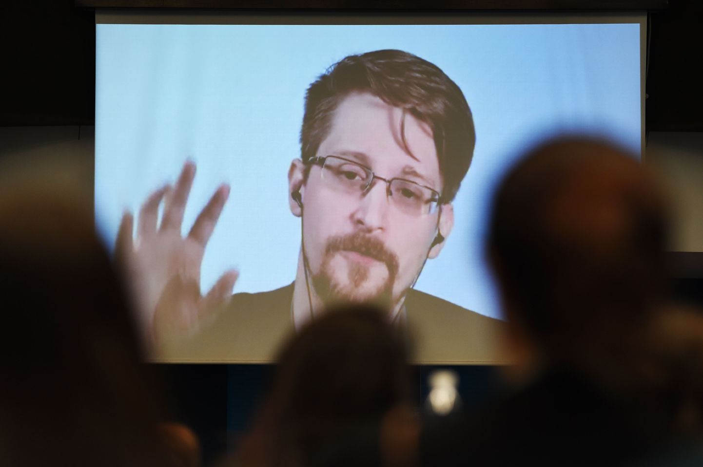 Vilepuhuja Edward Snowden 15. märtsil lehvitamas Venemaalt videosilla vahendusel ühe konverentsi osalistele Prantsusmaal.