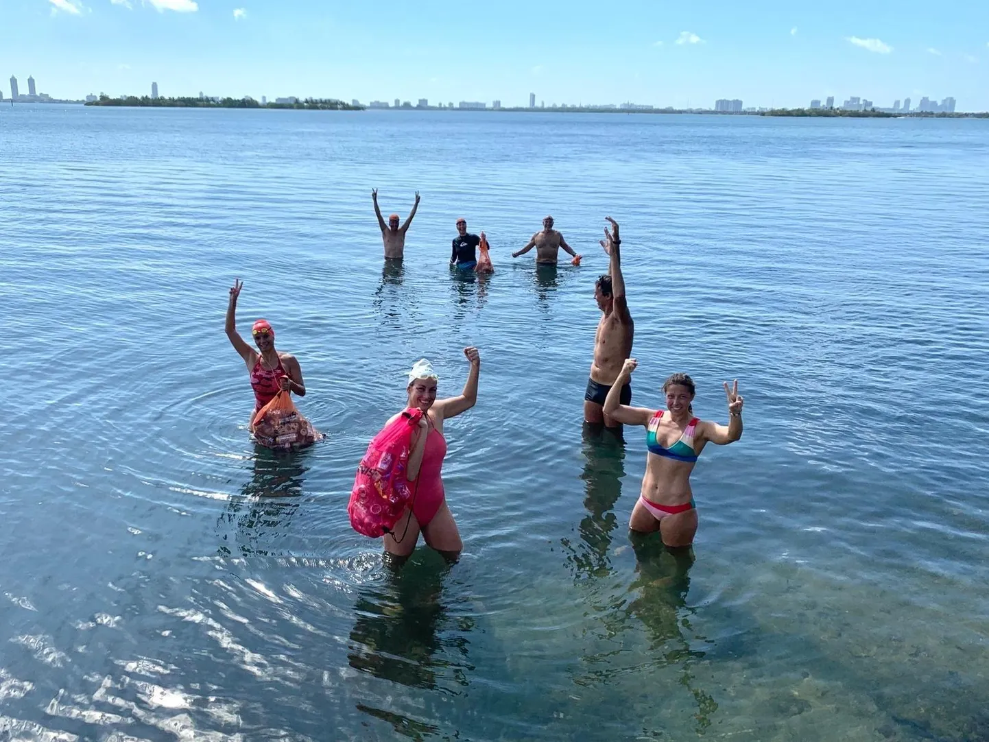 Merle Liivand (ees keskel) koristamas koos teiste avamereujujatega prügist Biscayne&#39;i lahte Lõuna-Floridas, kus nüüd on hukkunud miljonid kalad.