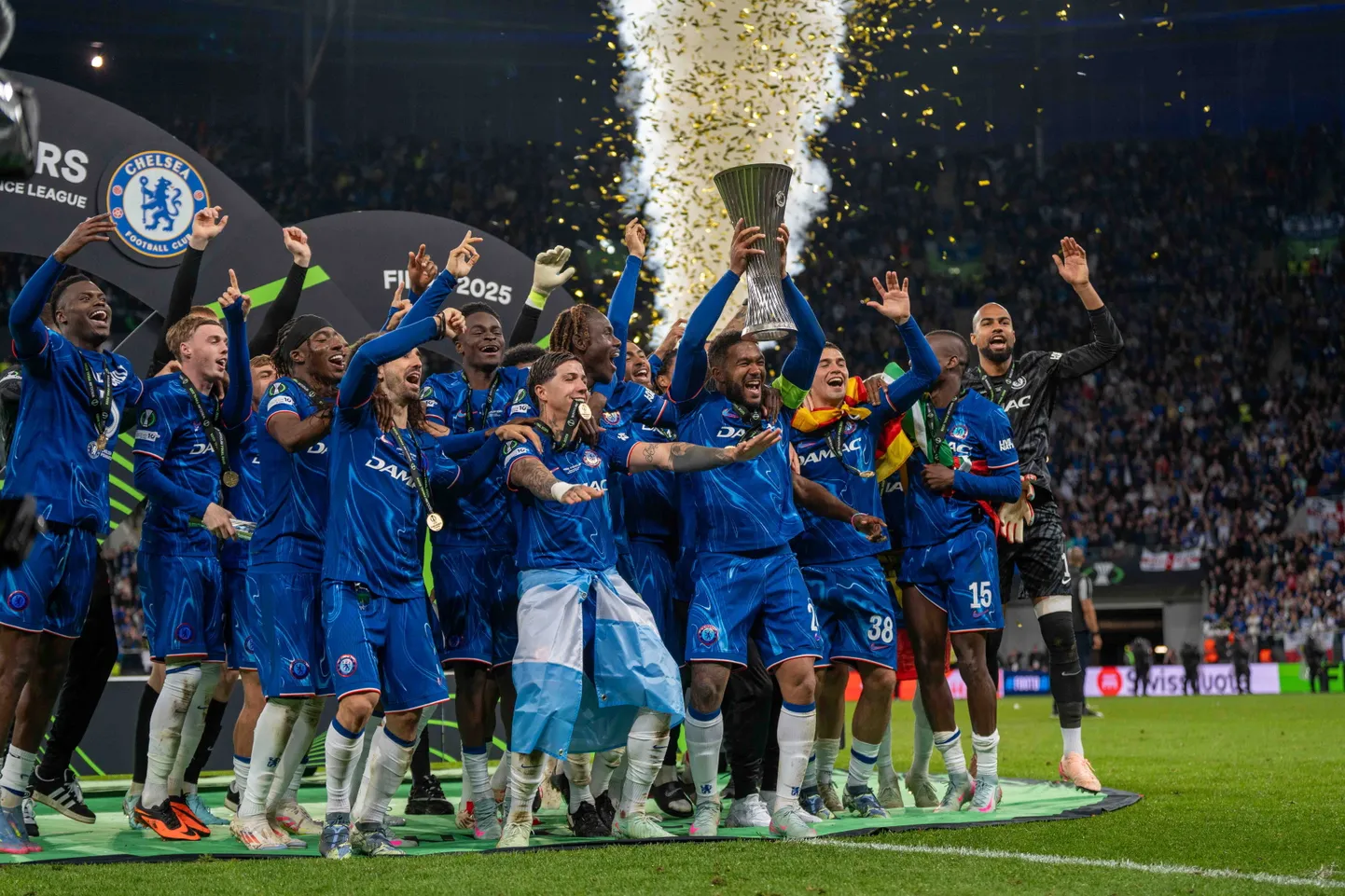 Londoni Chelsea mängijad pärast Konverentsiliiga finaali võitmist.