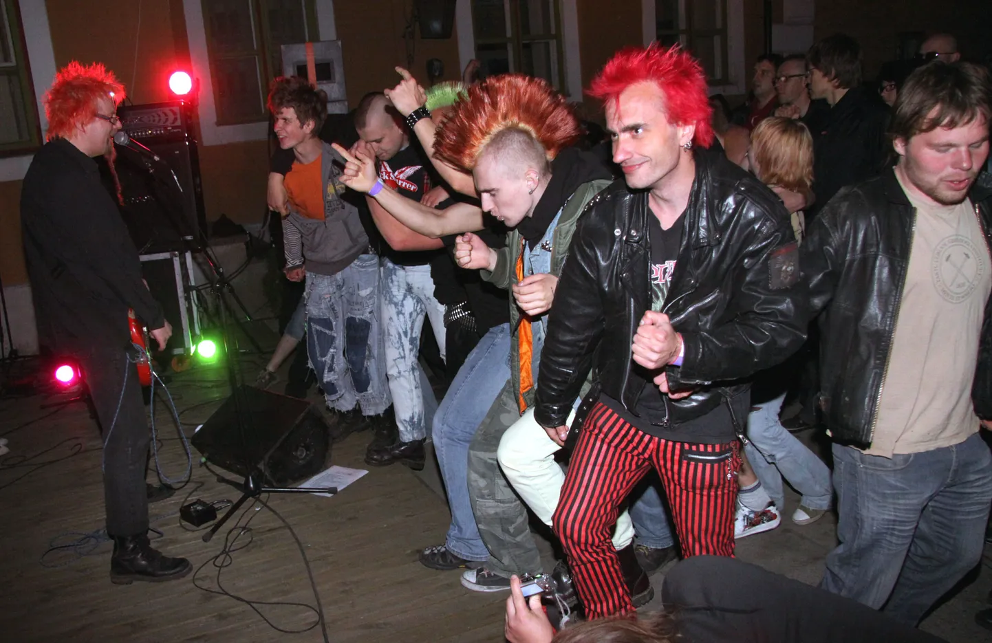 Punk-legend J.M.K.E tõmbas raehoovi kogunenud publiku täiega käima.