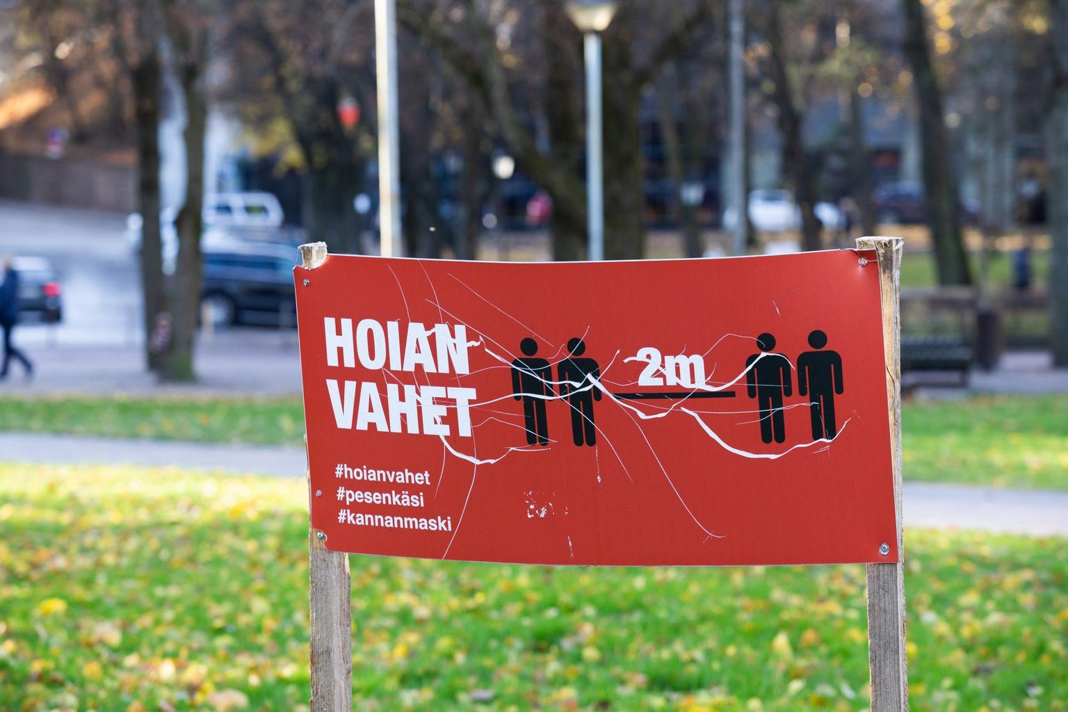 Pildil "Hoia vahet" silt Tartu kesklinna pargis.
 