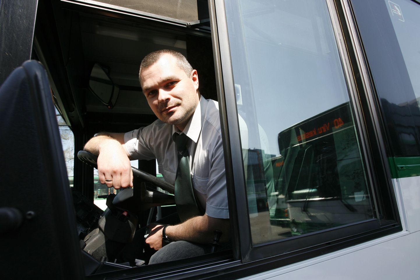 Aastaid pealinnas sõitnud Tallinna Autobussikoondise bussijuht Anatoli Stepanov märkis, et tema pole küll liikluse hõrenemist märganud ja tänavad on tipptundidel endiselt umbes.