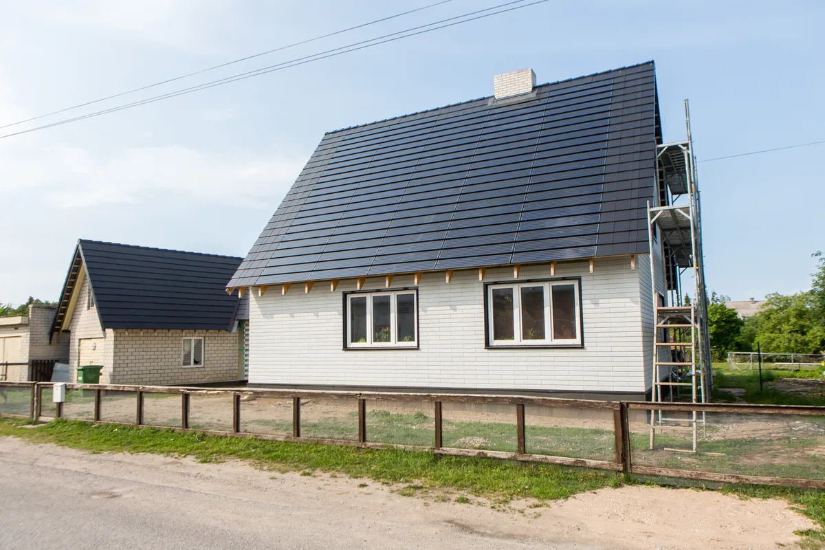 Pererahva sõnul on maja juures veel paljugi pooleli, aga katus – see kõige tähtsam – on valmis. Juba "töötab", see tähendab toob päikesevalgust tuppa.
