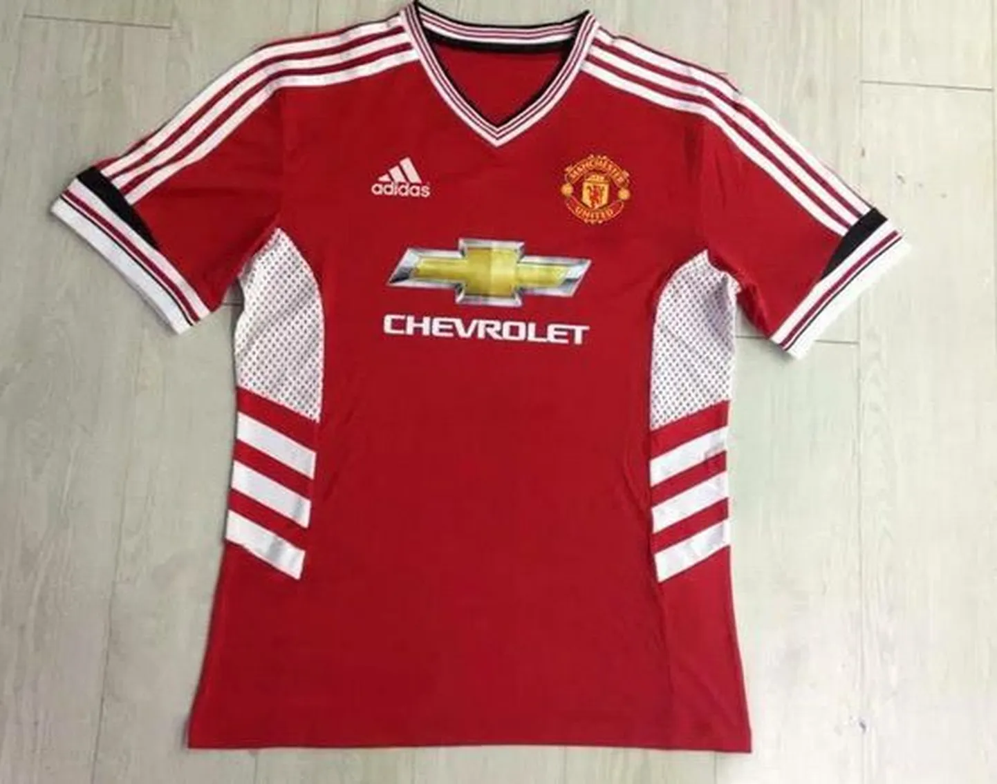 Väidetavalt hakkab Manchester Unitedi meeskond kandma uuel hooajal just selliseid särke.