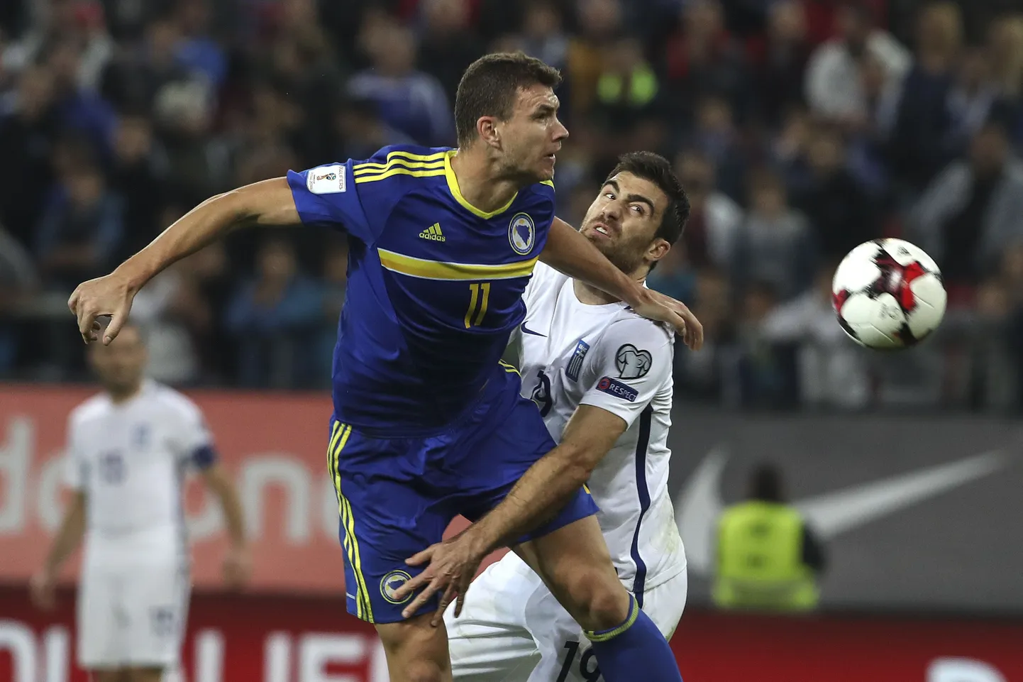 Edin Džeko võitleb palli pärast Sokratis Papastathopoulosega. Mõlemal mehel on veel püksid jalas.
