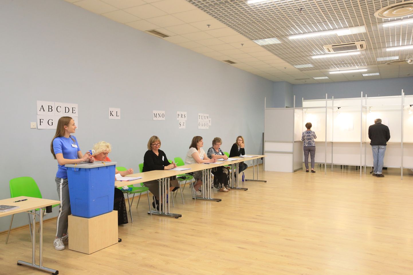 Расположенный в Tartu kaubamaja избирательный участок.