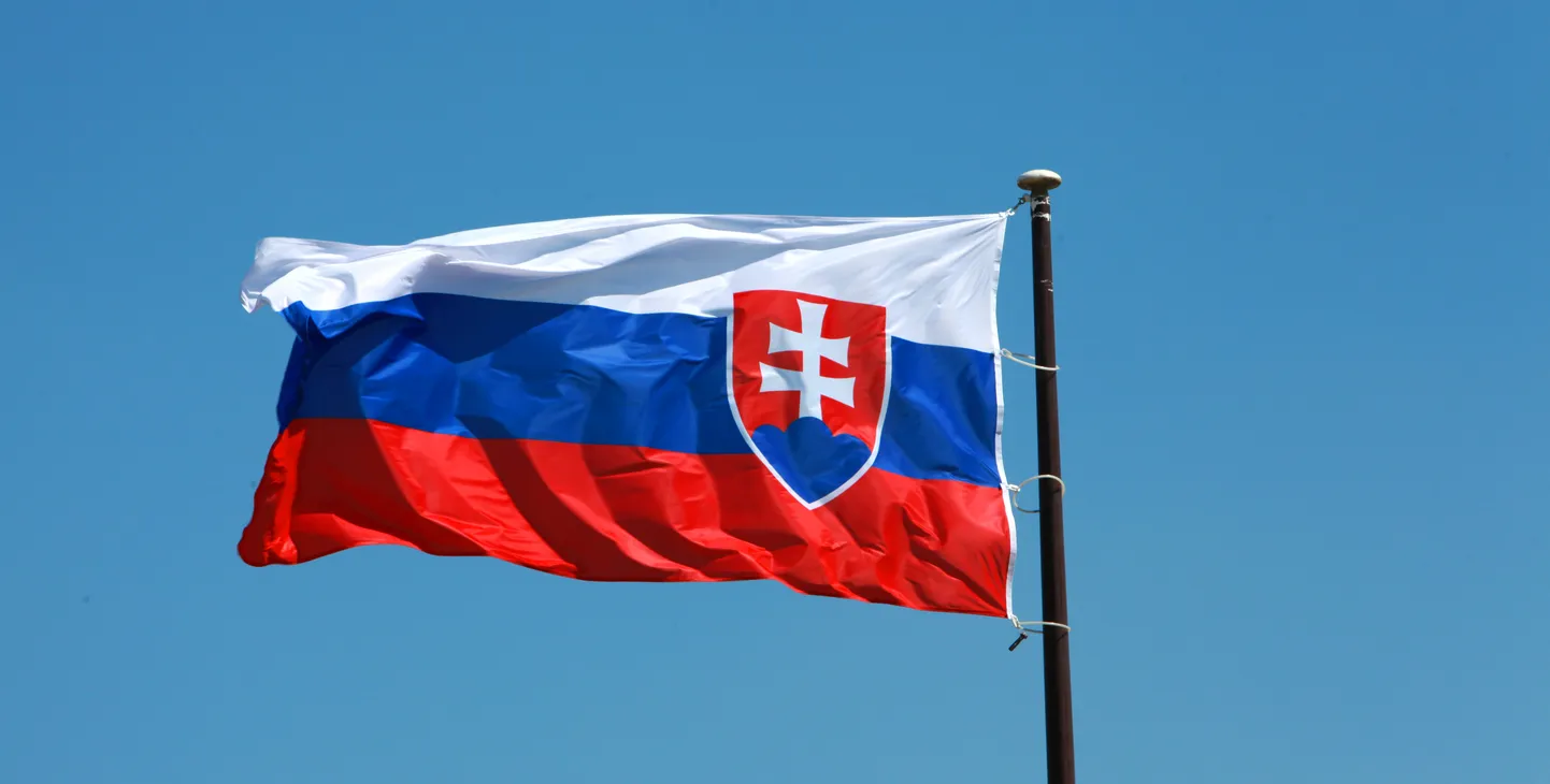 Slovākijas karogs. Ilustratīvs attēls.