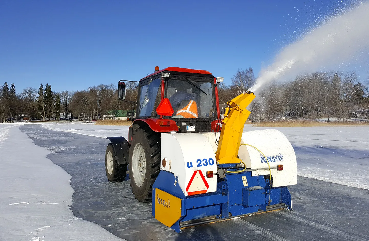 Jääfrees meisterdamas Kalevipoja uisumaratoni rada Kuremaa järvel.