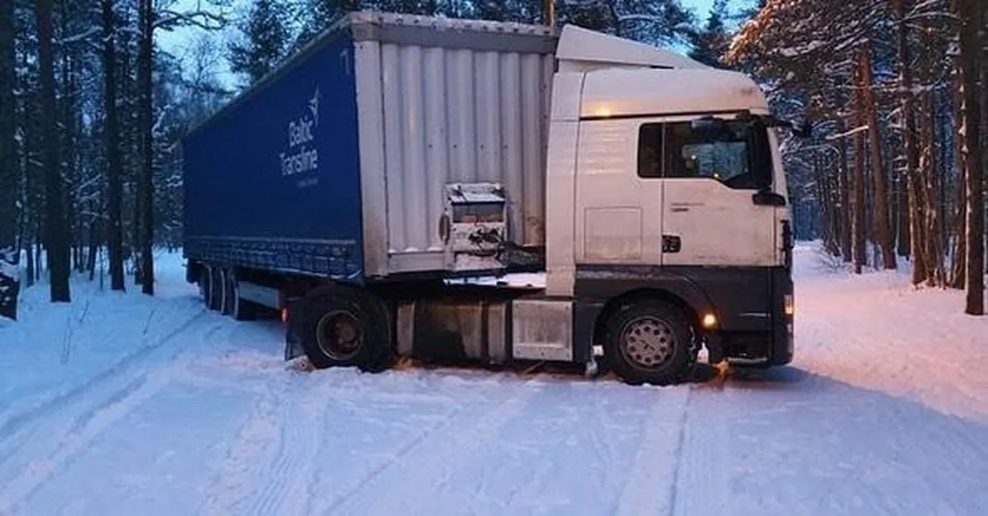 Kaubaauto Harkus suusarajal.
