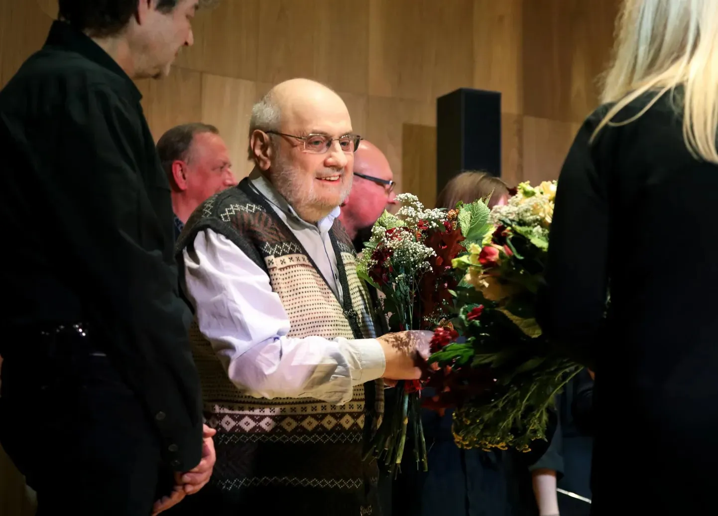Helilooja Aleksander Knaifel võtab 2023. aastal pärast autorikontserti Arvo Pärdi keskuses vastu õnnitlusi.