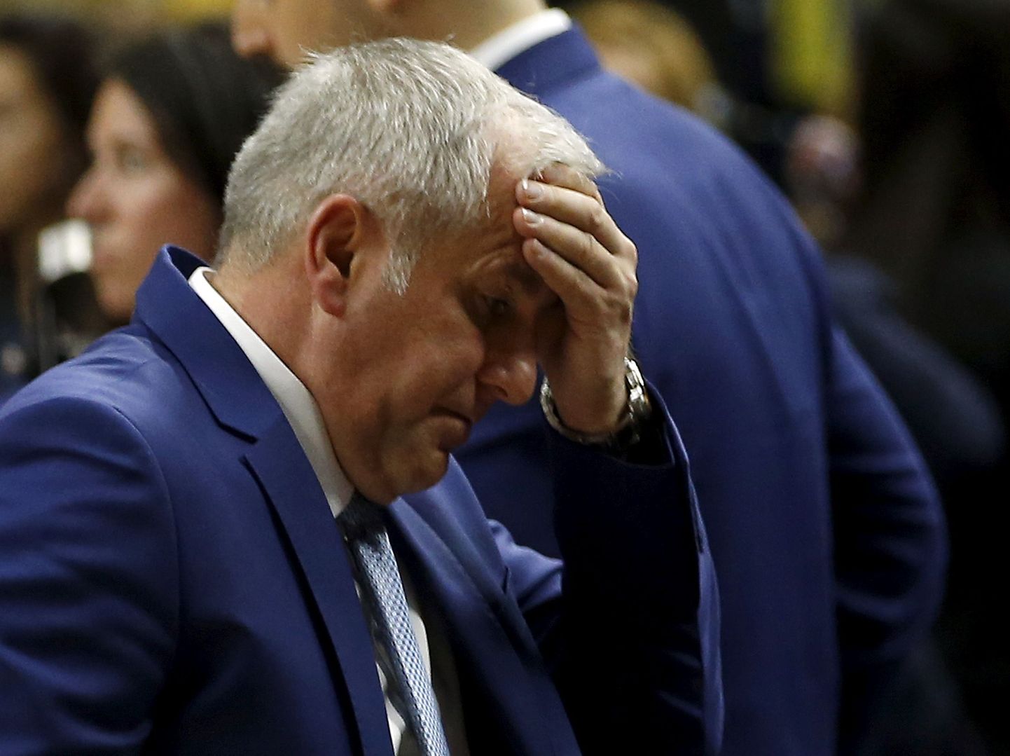 Fenerbahce's coach Zeljko Obradovic reacts as he leaves the court after their Euroleague Final Four semi-final basketball game against Real Madrid in Madrid, Spain, May 15, 2015.  REUTERS/Sergio Perez