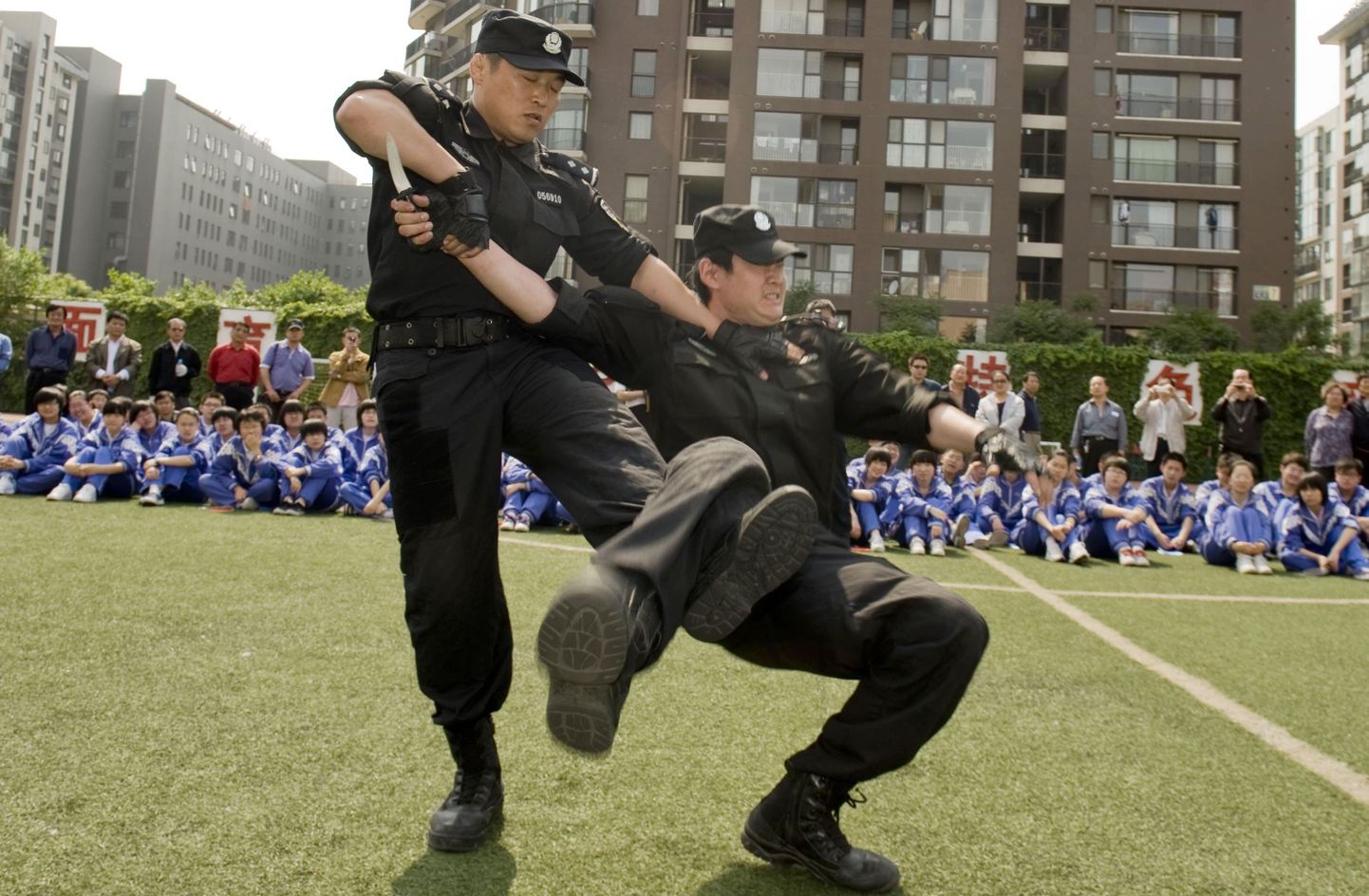 Hiina märulipolitseiniku demonstreerisid eile Pekingi koolilastele, kuidas end noarünnaku eest kaitsta.