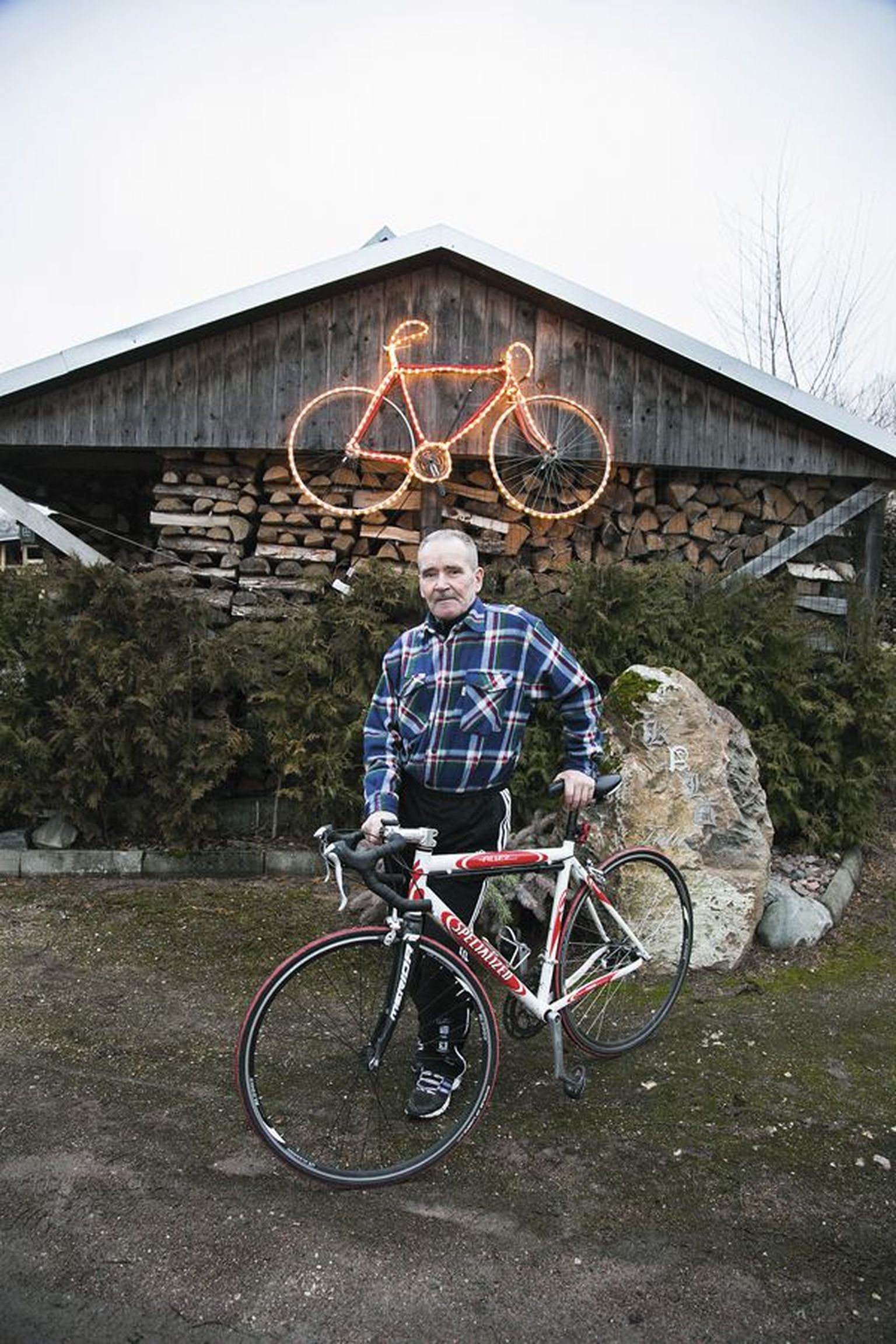 Elupõline rattur Rein Noodla on kõrvalhoone seinale jalgrattast omalaadse valguskaunistuse valmistanud.
