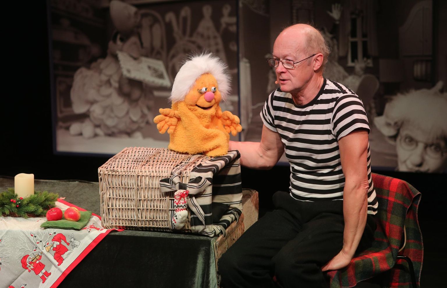 Äpu vestleb Kohvriteatri ja ERMi teatri ühises lavastuses nukunäitleja Heino Seljamaaga.