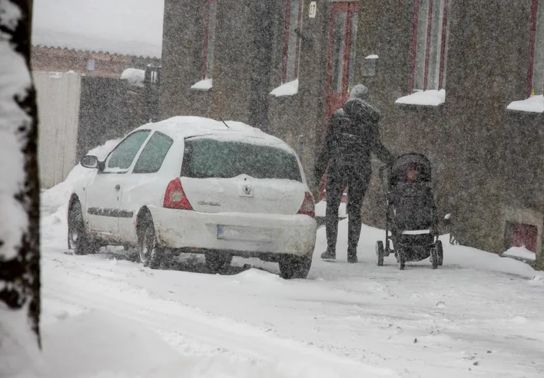 Tugev tuul ja lumesadu 12. detsembril Pärnus.