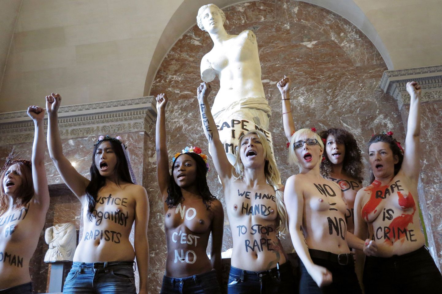 Femen в Лувре