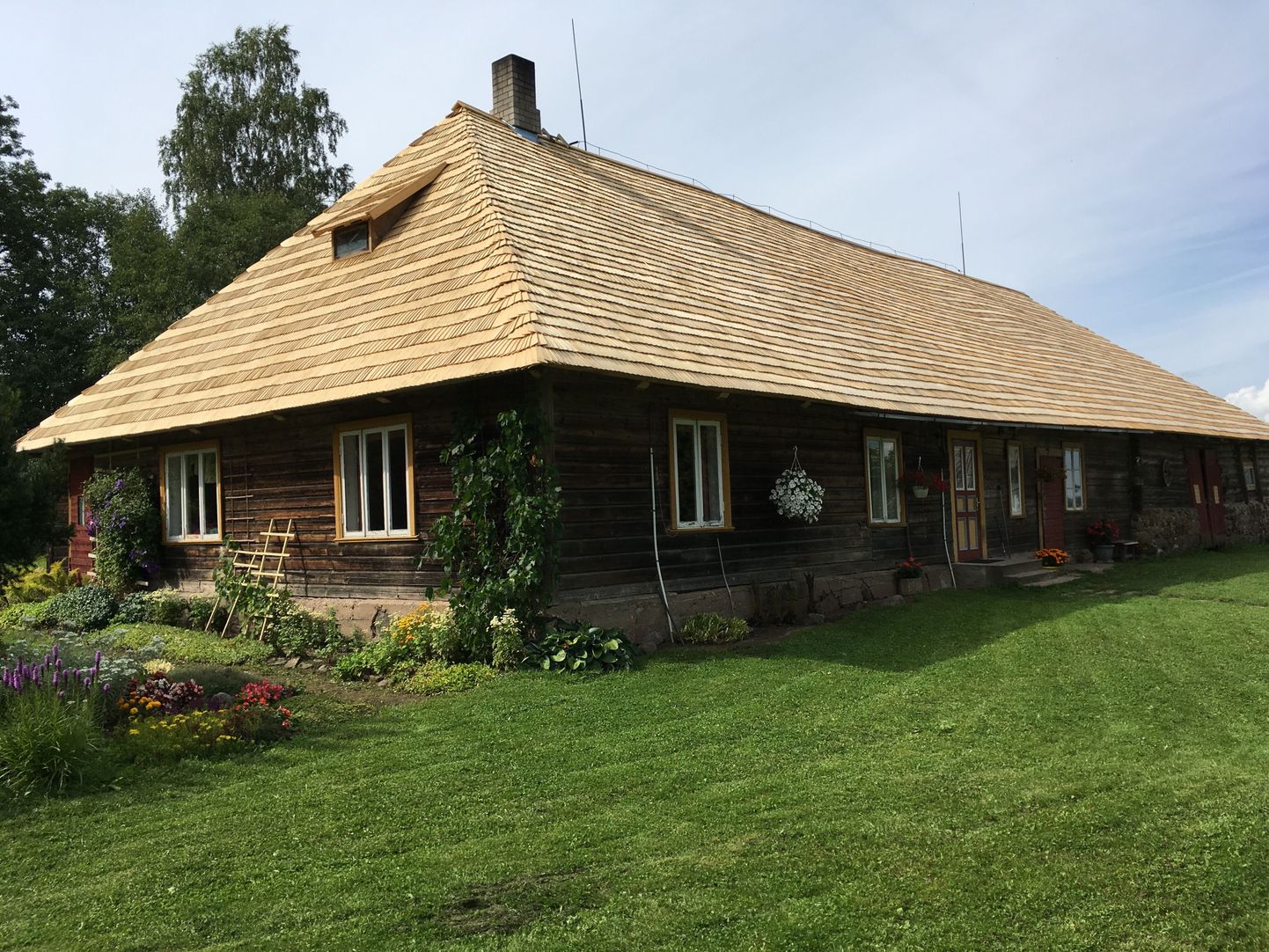 Möödunud aastal uue laastukatuse saanud Kajaku talu Viljandimaal.