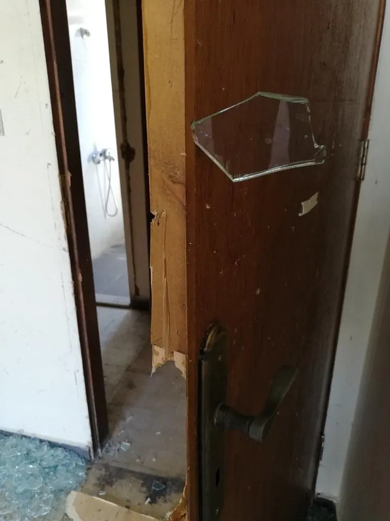 Один кусок стекла застрял в двери.