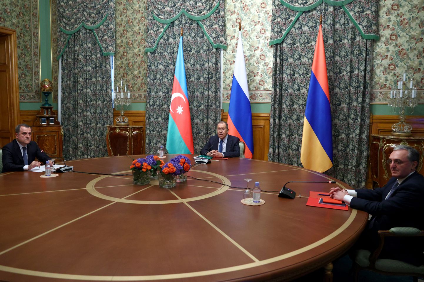 Aserbaidžaani välisminister Jeyhun Bayramov (vasakul), Vene välisminister Sergei Lavrov (keskel) ja Armeenia välisminister Zohrab Mnatsakanjan Moskvas 9. oktoober 2020.