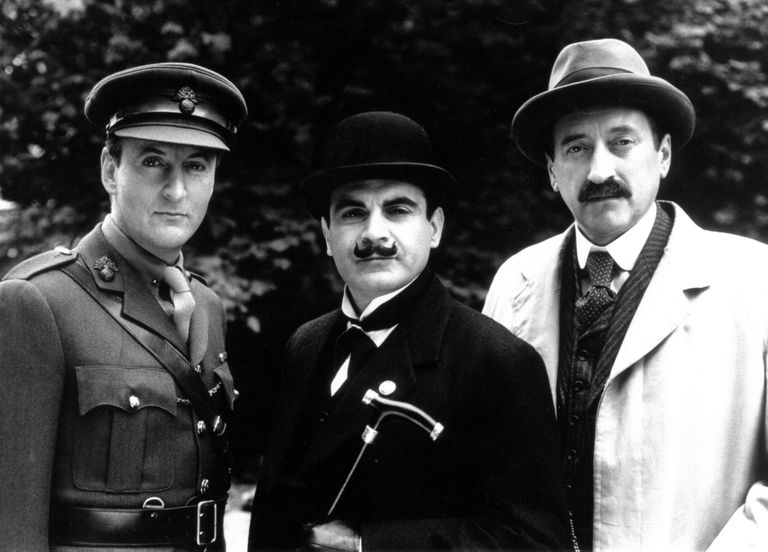 Vasakult: Hugh Fraser leitnant Hastingsina, David Suchet Hercule Poirot'na ja Philip Jackson inspektor Jappina seriaalis «Hercule Poirot»