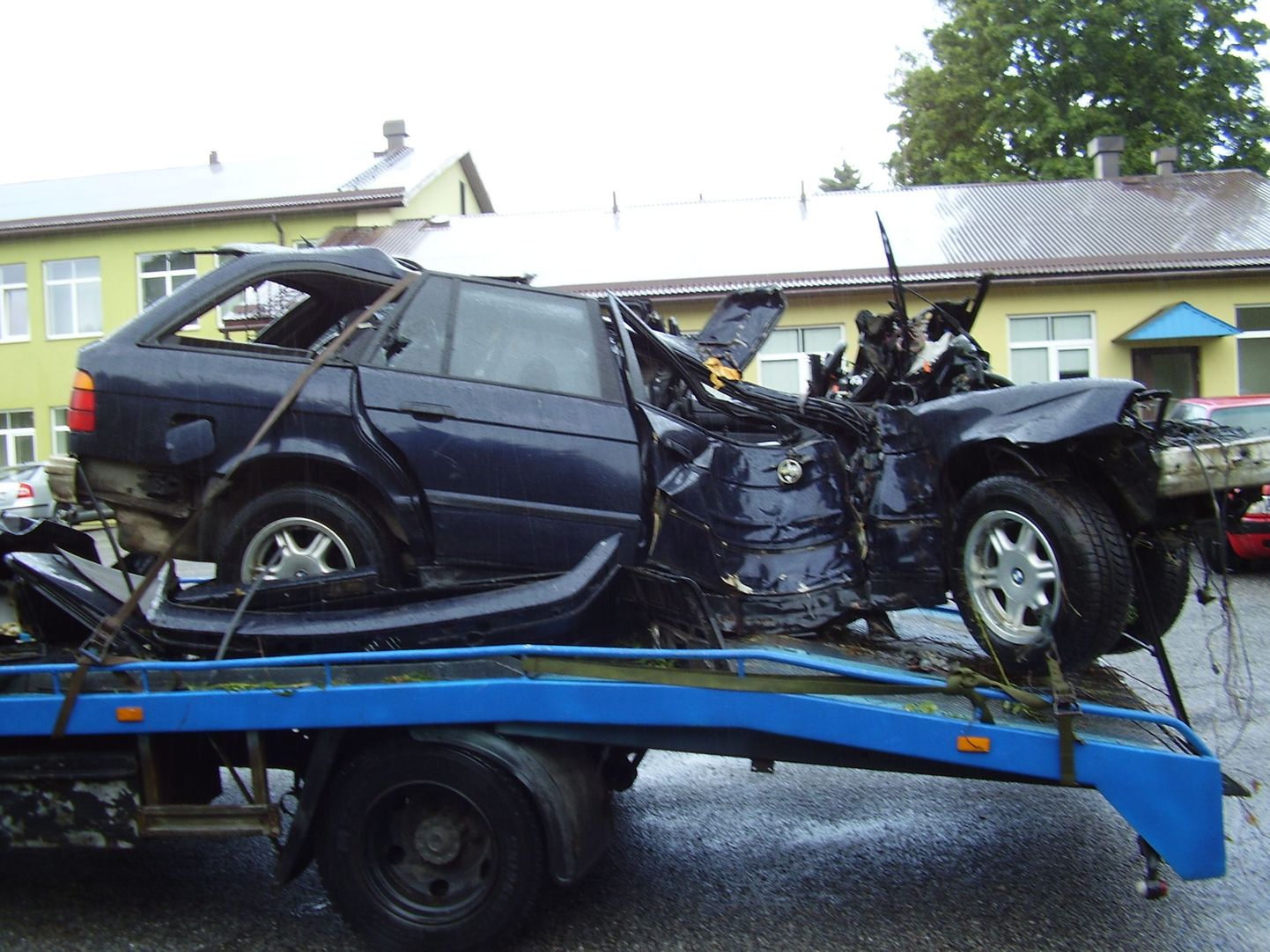Viljandimaal Karkis-Nuia lähistel avarii teinud sõiduk.