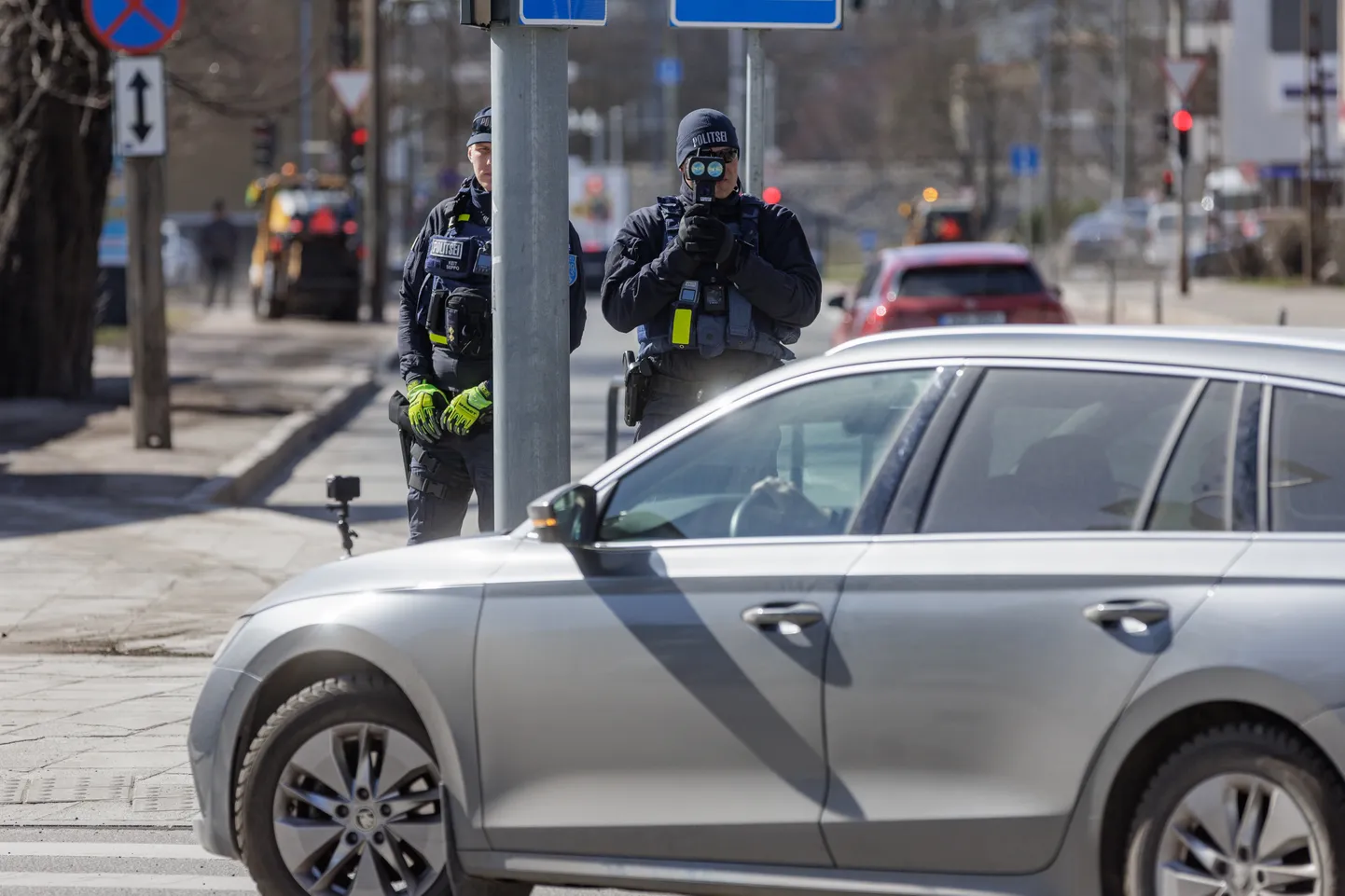Patrullpolitseinik Martin Grünberg ja liiklusjärelevalvetalituse patrullgrupi juht Keit Seppo mõõtmas kiirust Tallinnas Luise tänaval.