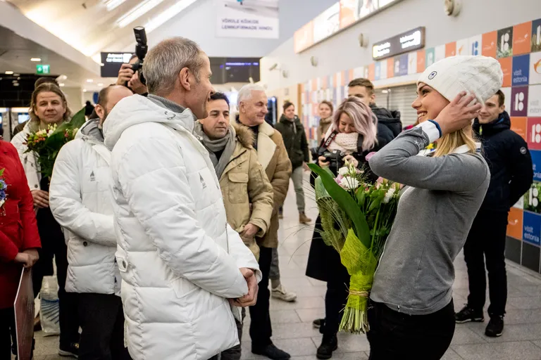 Saskia Alusalu võeti Tallinna lennujaamas vastu lilledega nagu kangelannat.