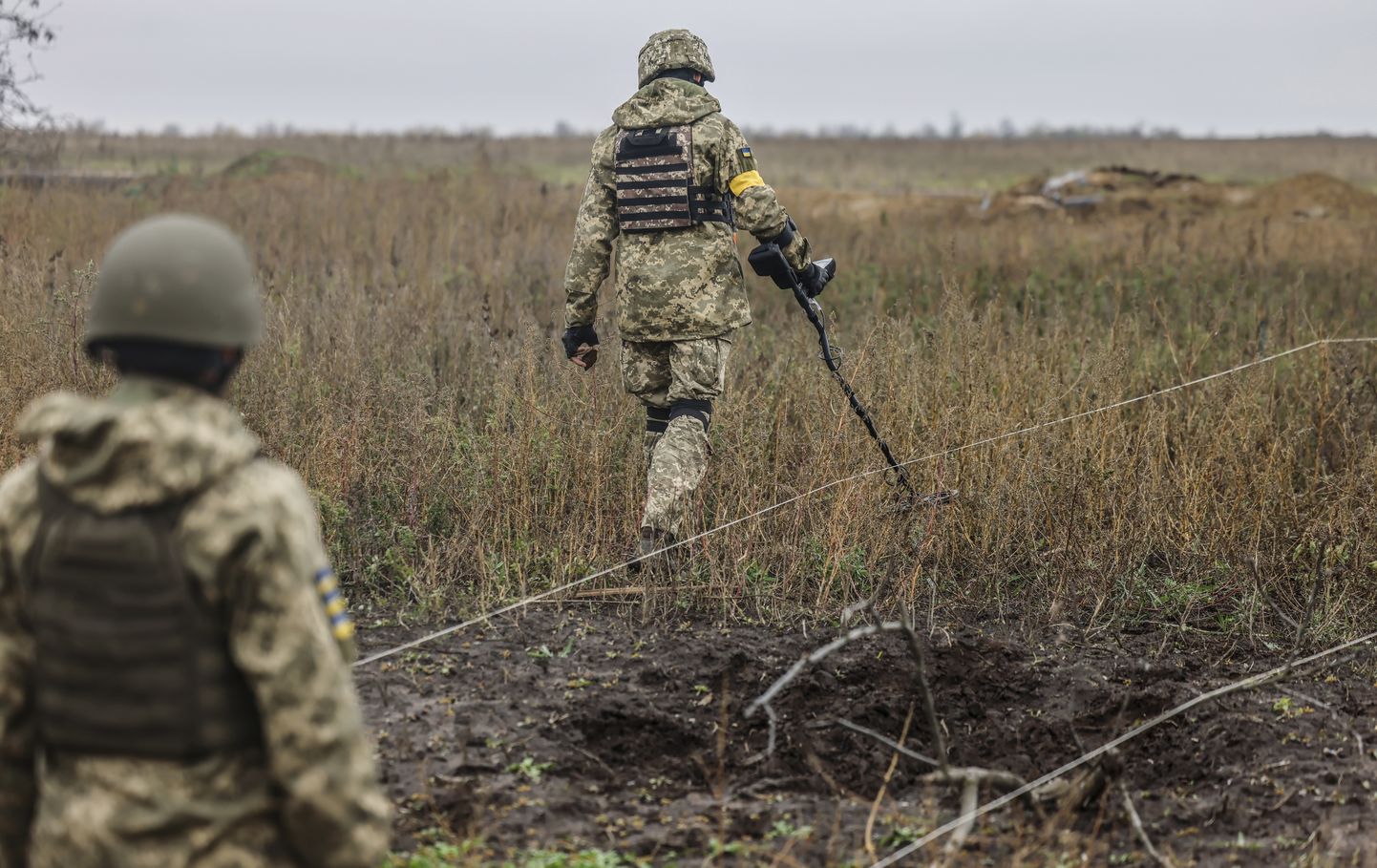 Украинские военные ищут взрывчатку на отвоеванном участке на севере Херсона, 25 октября.