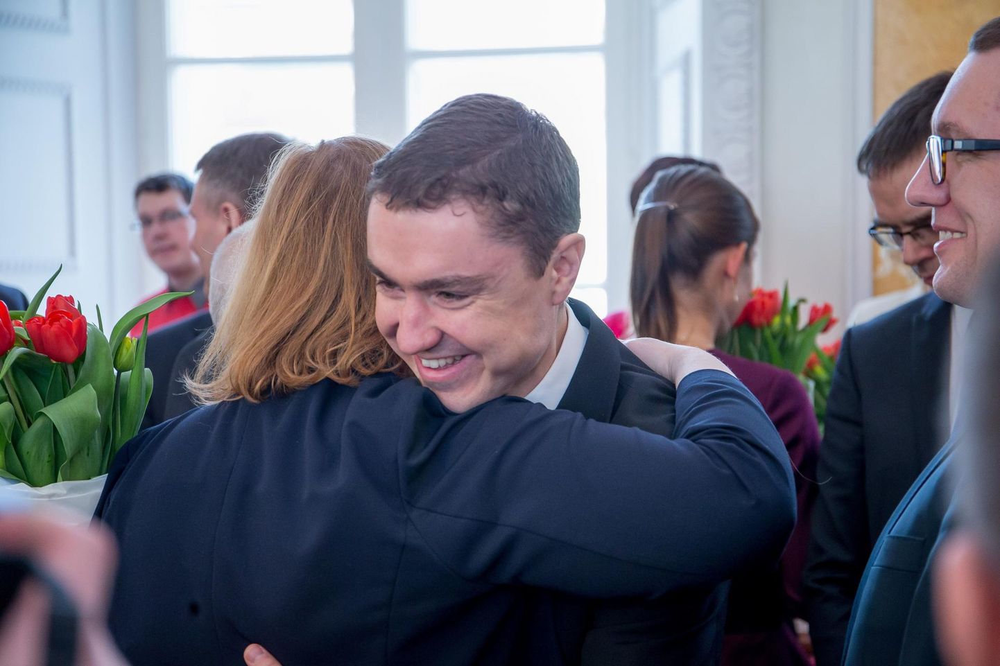 Taavi Rõivas kallistab kolm aastat tagasi uute ministrite ametisse pühitsemisel Maris Laurit.