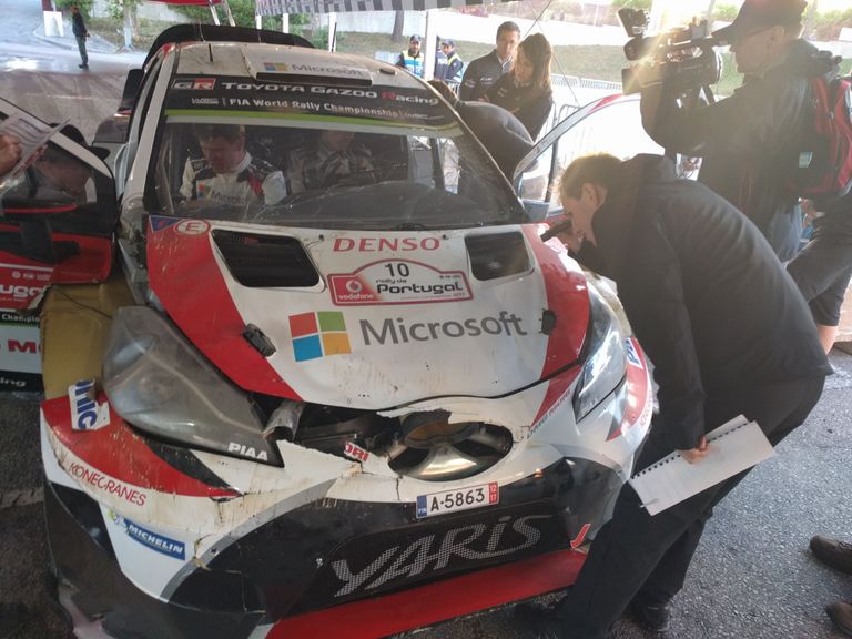 Jari-Matti Latvala käis eile oma Toyotaga üle katuse. Mehaanikutele tähendas deformeerunud masin uusi auke, kust auto tervist piiluda.