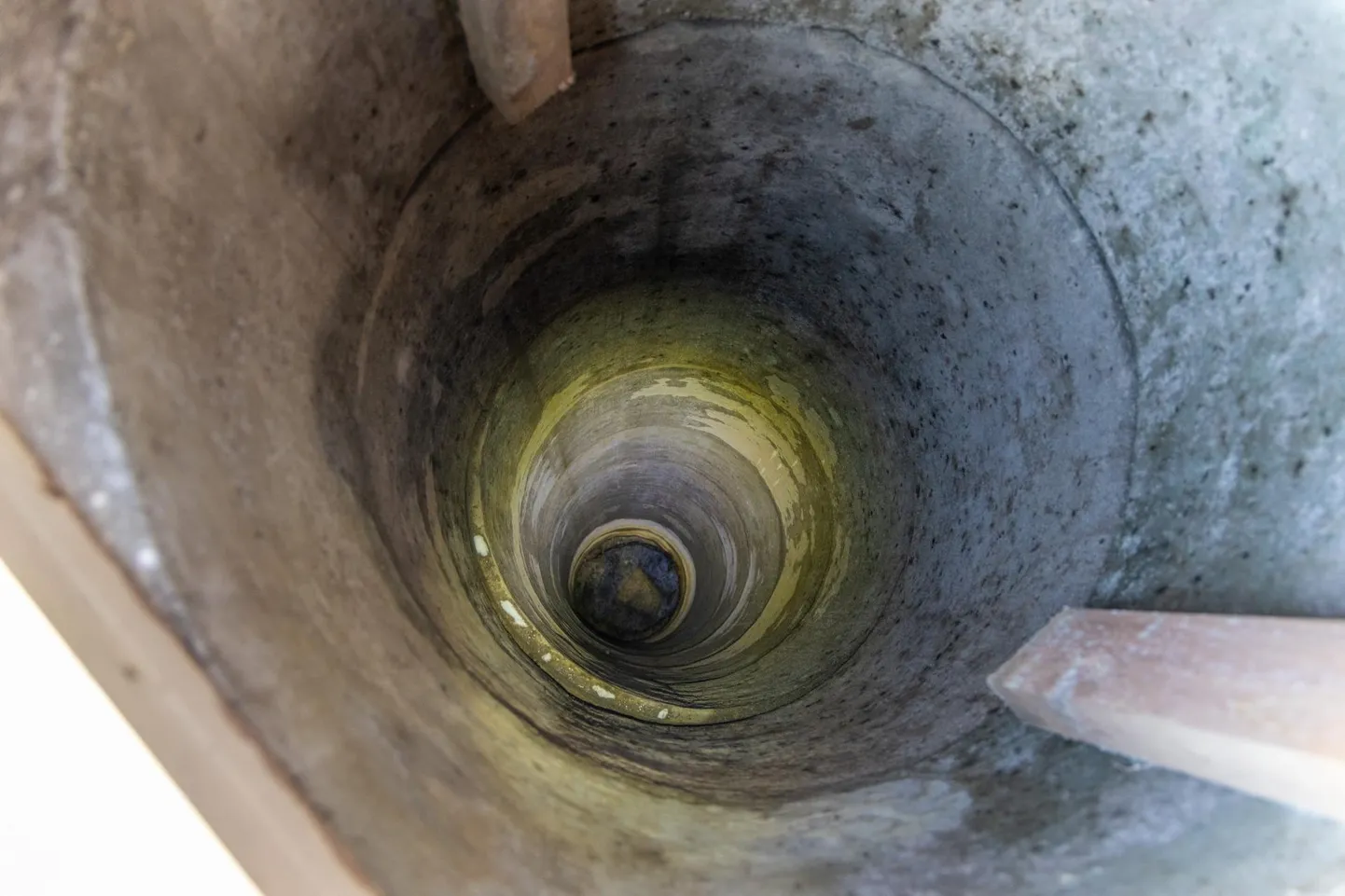 See Tartu tänava kaev polnud kunagi varem tühi olnud. Alates teisipäevast selles aga vett ei ole.