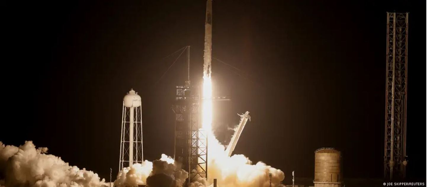 Запуск космической капсулы Crew Dragon ракетой-носителем Falcon 9