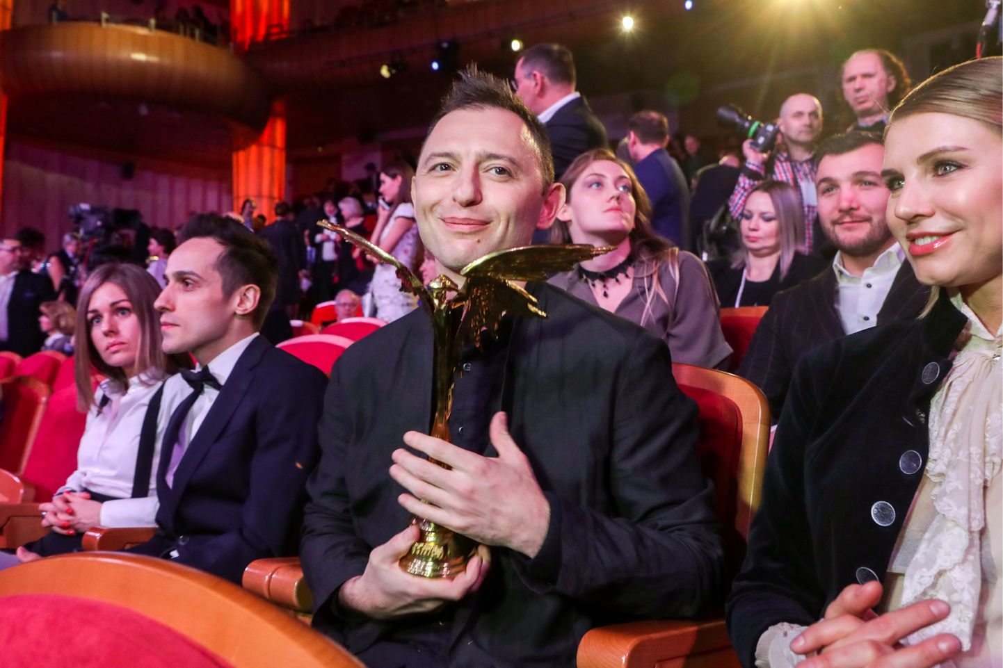 Рома Зверь на премии  "Ника" в 2109 году.
Артист получил награду в номинации "Открытие года" за роль в картине "Лето"