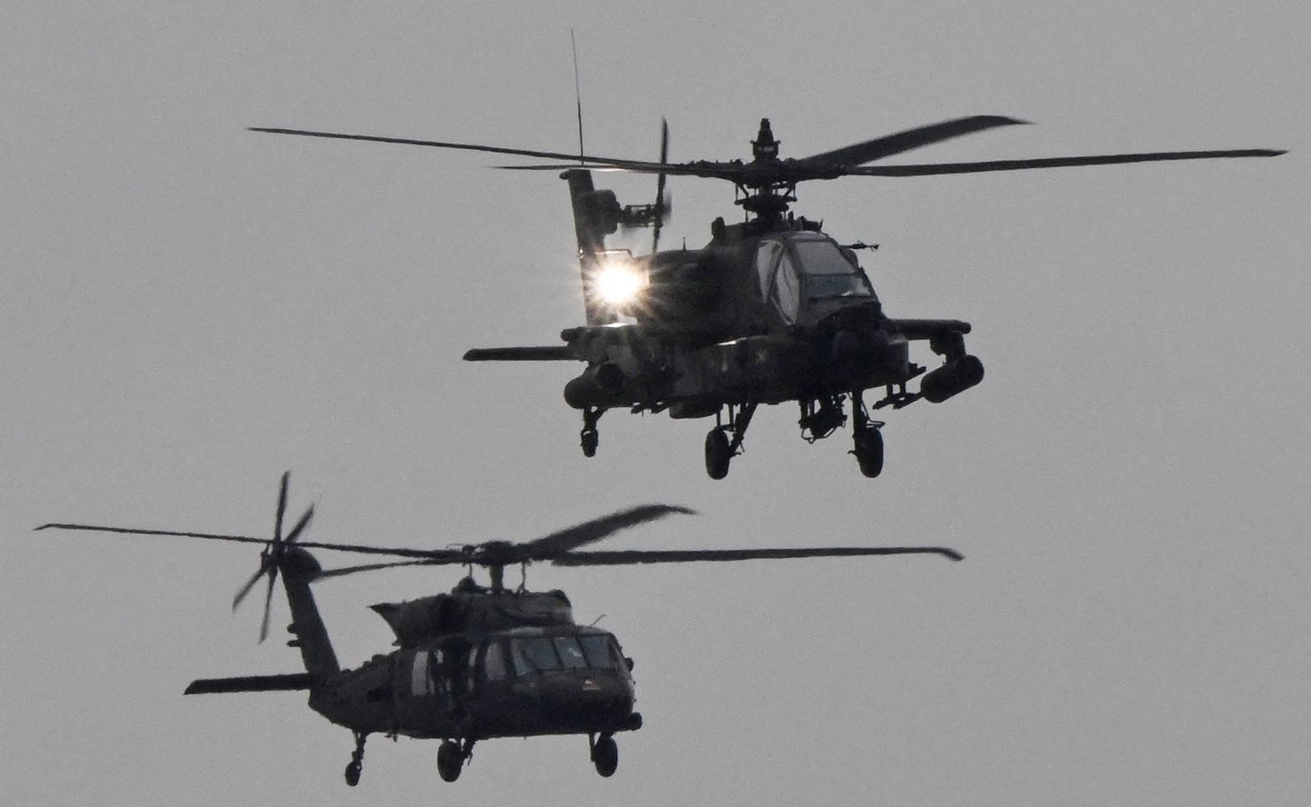 USA armee Black Hawk ja Apache helikopterid.