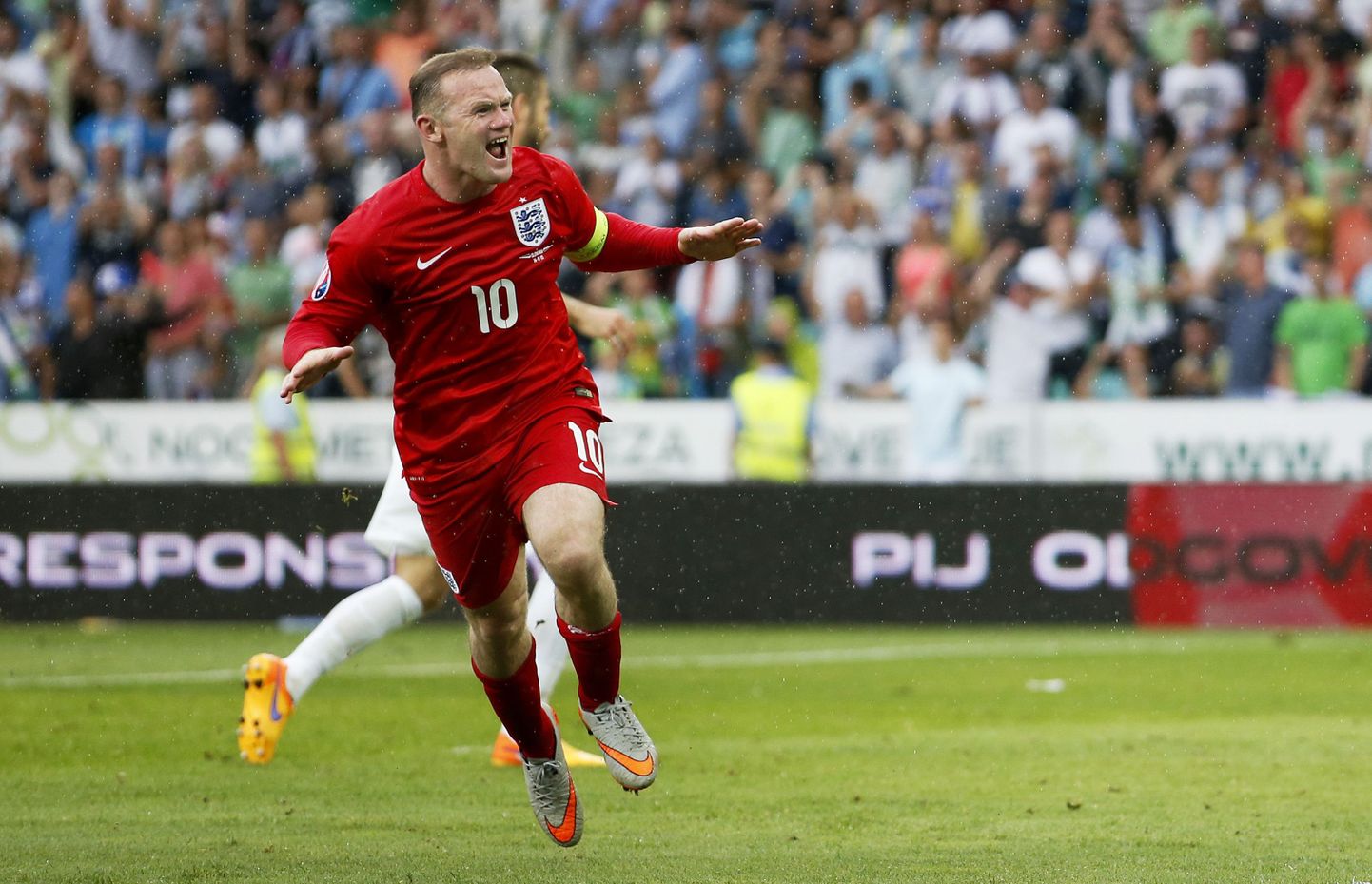 Wayne Rooney Sloveenia vastu löödud väravat tähistamas.