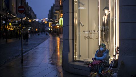 Литва ужесточает карантин: закрывается большинство магазинов, передвижение людей ограничат