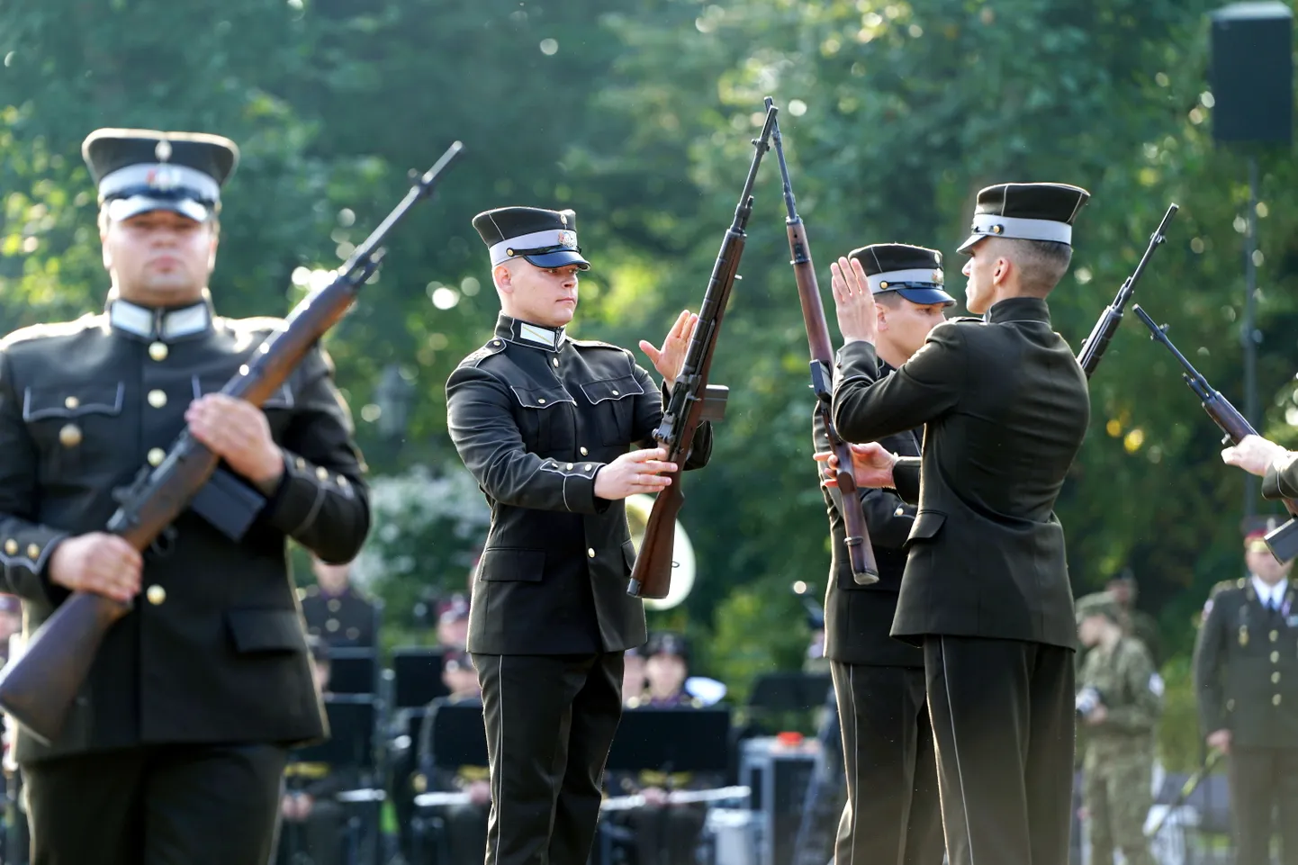 Pie Brīvības pieminekļa notiek svinīga ceremonija, kurā 58 jaunie Valsts aizsardzības dienesta otrā iesaukuma karavīri tiek iesvētīti Godasardzes rotā.