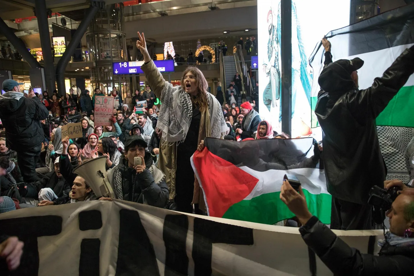 Teisipäeval korraldasid Palestiina lippe ja traditsioonilisi kufiya salle kandvad aktivistid Berliini keskraudteejaamas meeleavalduse Iisraeli sõjategevuse vastu Gazas.