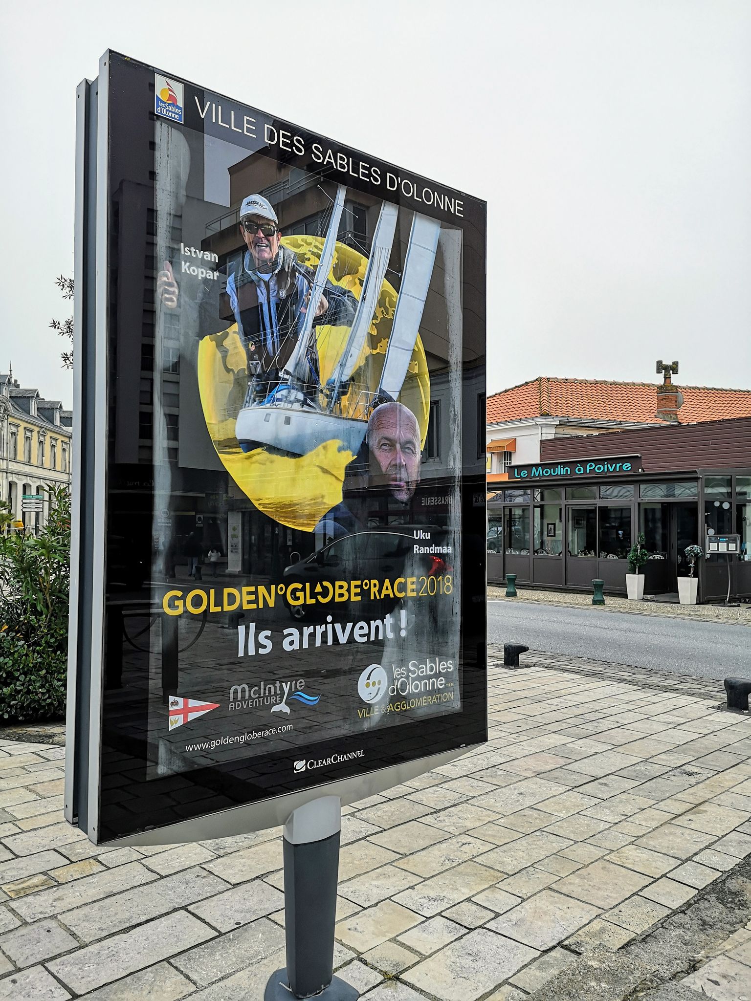 Golden Globe regati järgmiste finišeerijate Uku Randmaa ja Istvan Kopari saabumisüritusest teatavad välimeediaplakatid Les Sables d'Olonne tänavatel