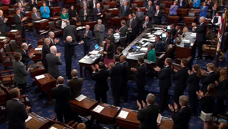 McCain saabub senatisse legendaarsele hääletusele Obama meditsiinikava üle.