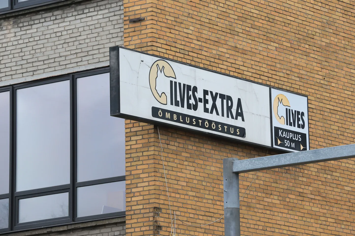Ilves-Extra Tartus Riia ja Kastani tänava nurgal.