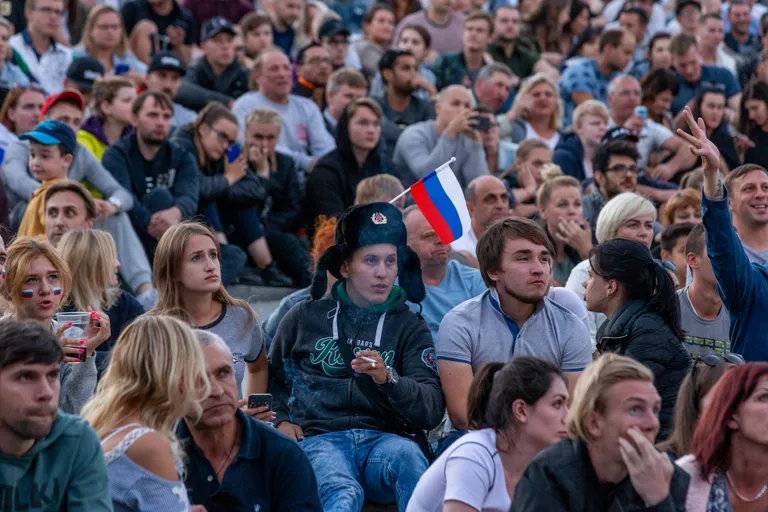Venemaa poolehoidja mütsi kaunistas Punaarmee sümbolina kasutatud viisnurk.
