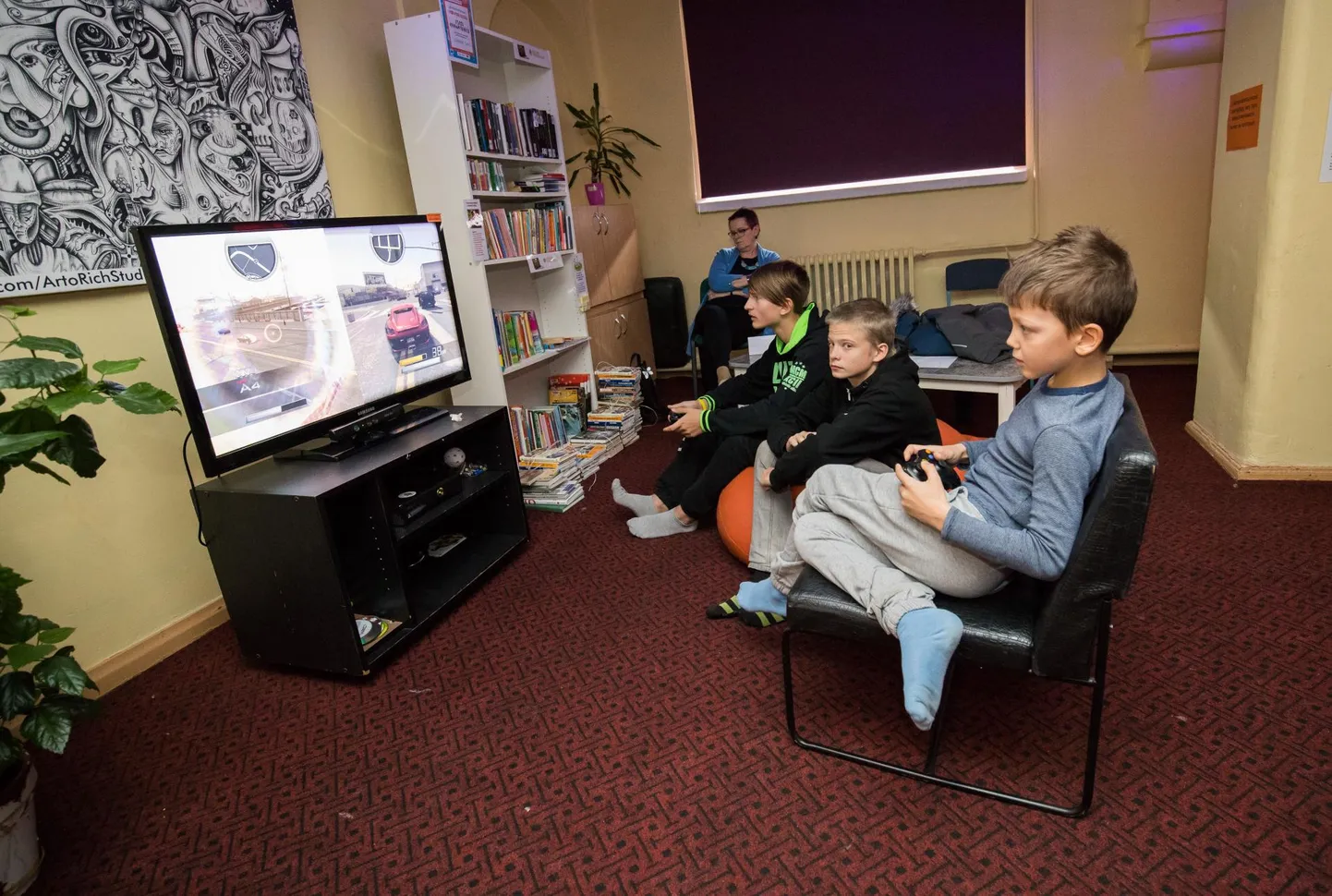 Noored videomängurid Rakvere avatud noortekeskuses.