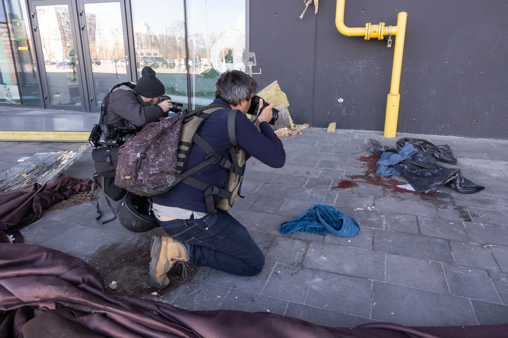 Rahvusvaheline press jäädvustamas ohvri hukkumispaika.