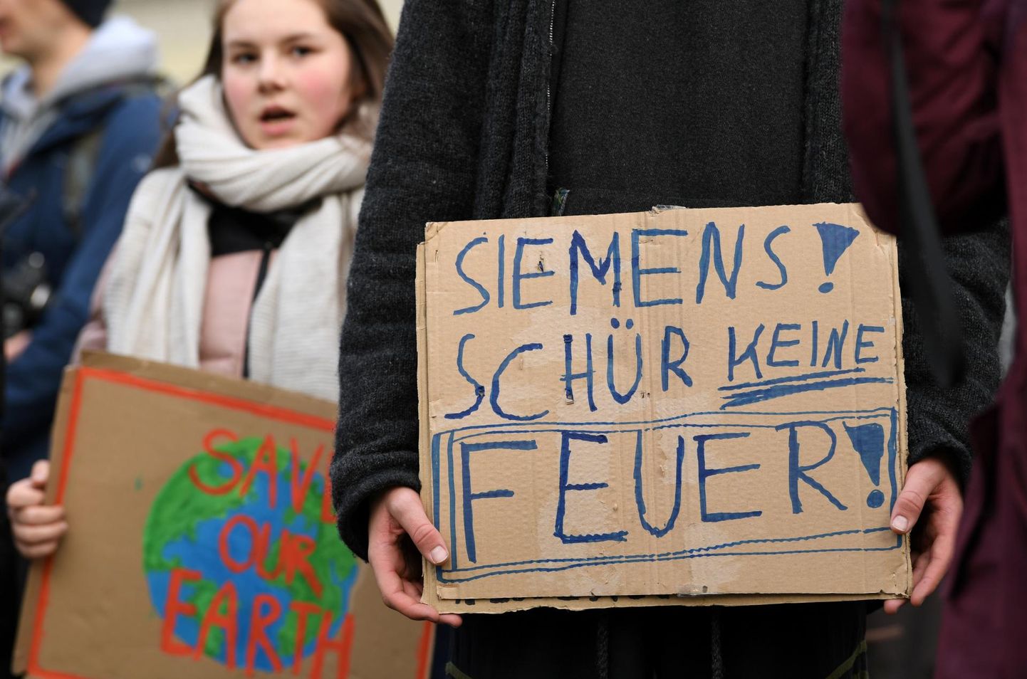 Meeleavaldaja eile Münchenis suurkorporatsiooni peakorteri ees sildiga «Siemens! Ärge lisage tulele kütet!».