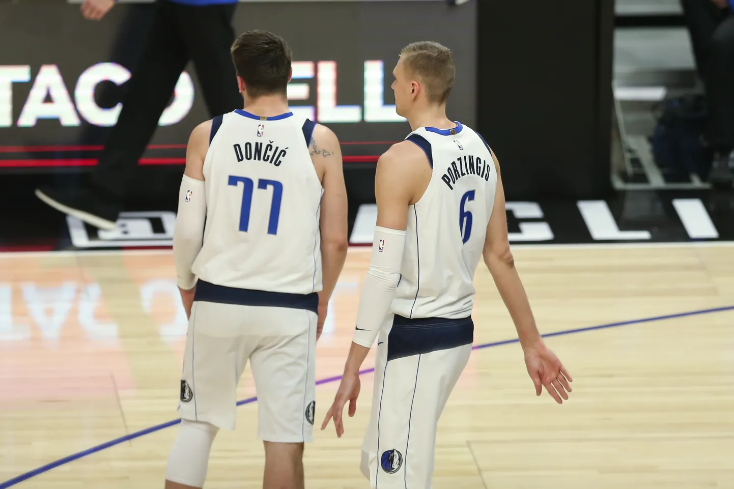 Luka Doncic (77) ja Kristaps Porzingis (6).
