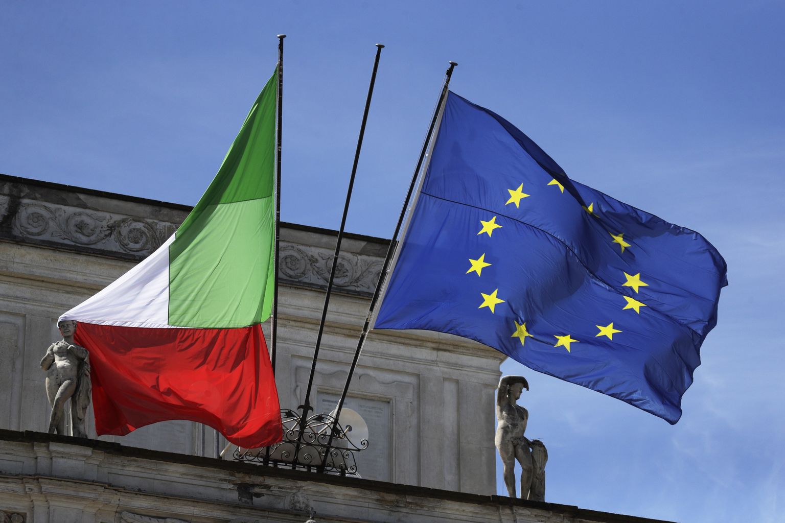 Itaalia ja Euroopa Liidu lipp. Foto on illustratiivne.