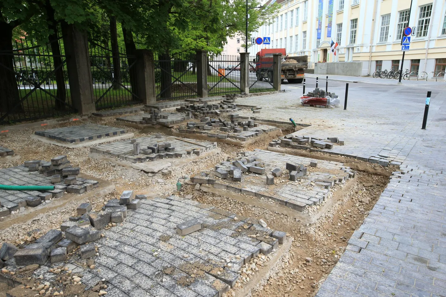 Vanemuise väikese maja juures on kivid üles võetud ning betoon välja kaevatud, asemele tuleb muld, kuhu istutatakse kõrrelised. Vanemuise tänava remondi esimese järgu tööd peavad olema lõppenud kolmapäevaks.